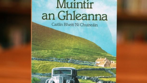 Cover of Irish language novel 'Muintir an Ghleanna' depicting a rural Donegal road with a vintage car