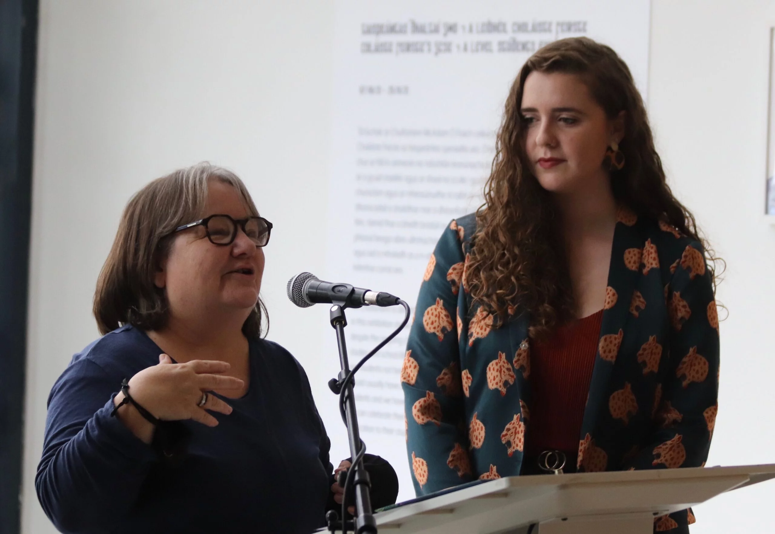 Réaltán Ní Leannáin agus Caoimhe Ní Chathail sa Cultúrlann McAdam Ó Fiaich ag seoladh leabhair Bhláth na dTulach